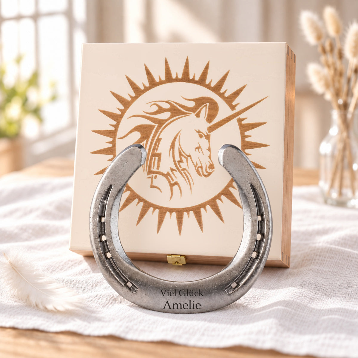 Glückshufeisen mit Geschenkbox „Einhorn“ – personalisiert mit Gravur