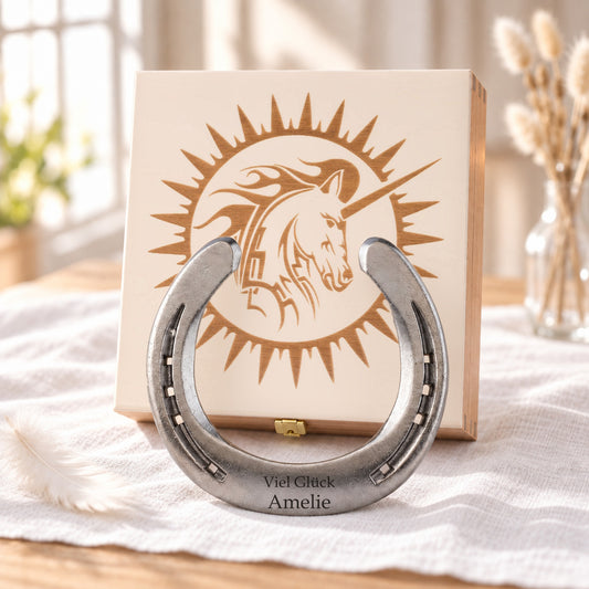 Glückshufeisen mit Geschenkbox „Einhorn“ – personalisiert mit Gravur