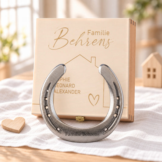 Glückshufeisen mit Geschenkbox „Richtfest & Einzug“ – personalisiert mit Gravur