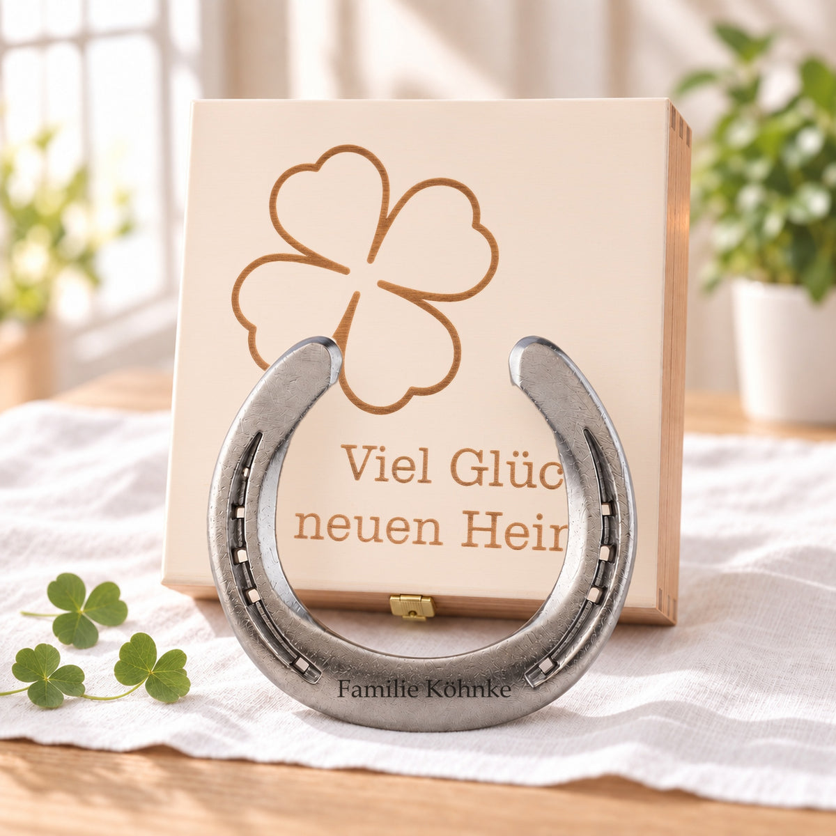 Glückshufeisen mit Geschenkbox „Viel Glück im neuen Heim“ – personalisiert mit Gravur