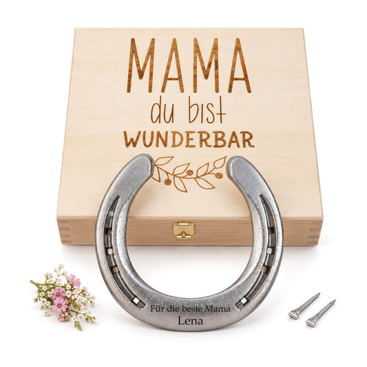 Glückshufeisen aus Stahl mit Gravur „Für die beste Mama – Lena“ vor Holz-Geschenkbox mit Gravur „Mama du bist wunderbar“, rosa Wiesenblumen und zwei Hufnägeln