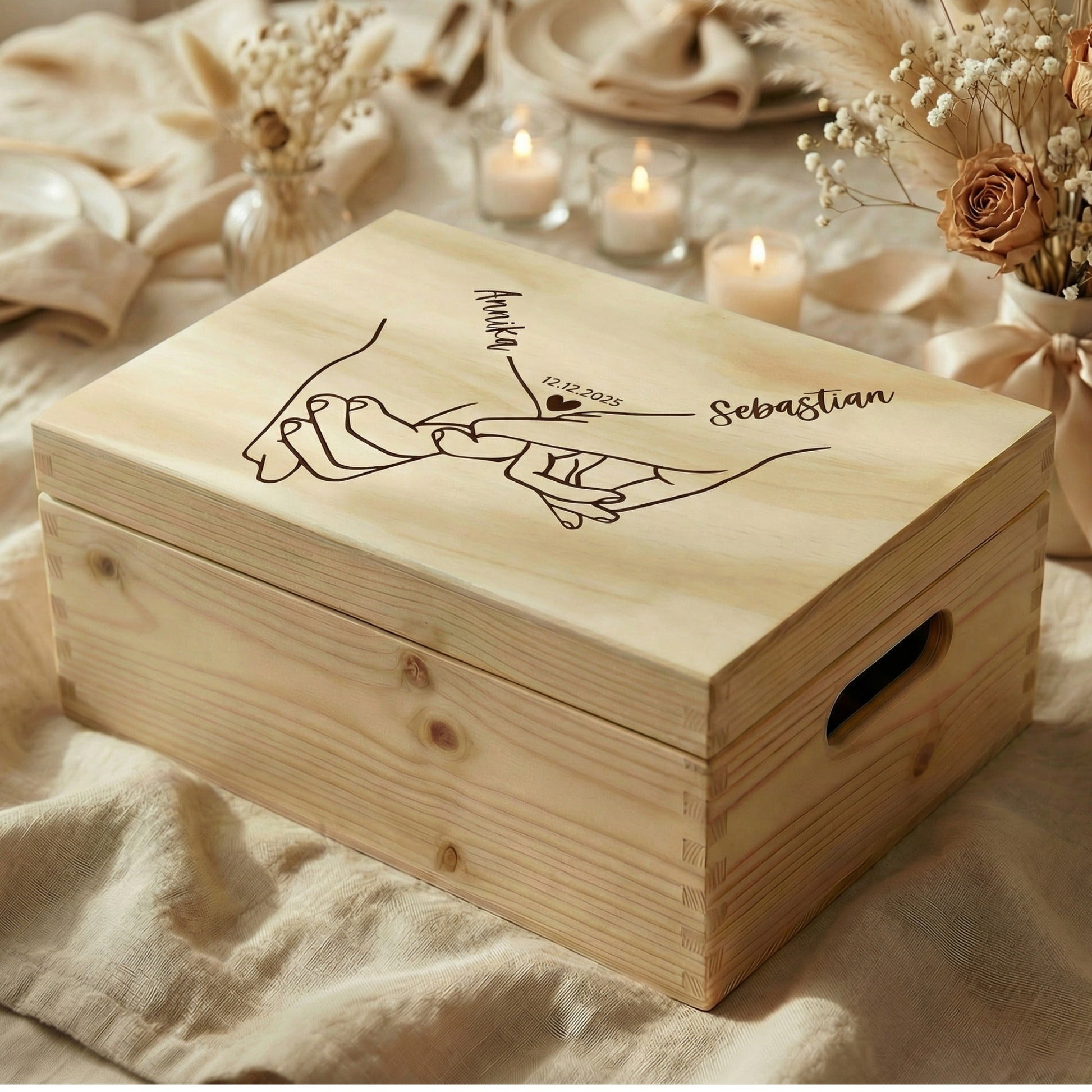 Personalisierte Hochzeits-Erinnerungsbox aus Holz mit Hände-Gravur, Namen und Hochzeitsdatum, stilvolle Hochzeitstisch Szene