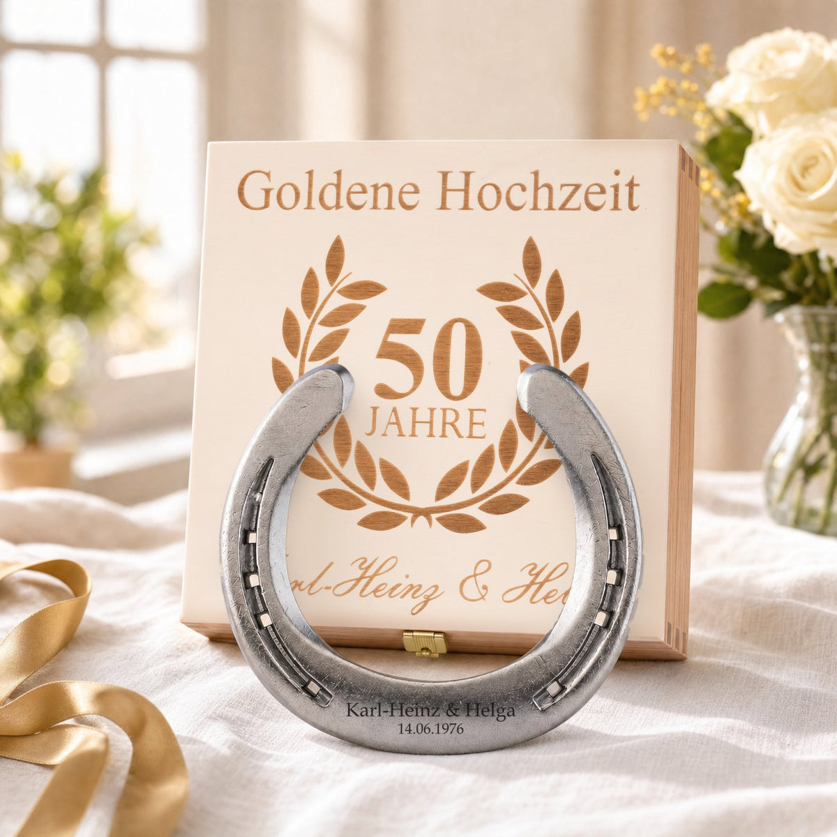 Glückshufeisen zur Goldenen Hochzeit in Natur mit Namensgravur vor der Holz-Geschenkbox, Deckel graviert mit Lorbeerkranz, 50 Jahre und Namen
