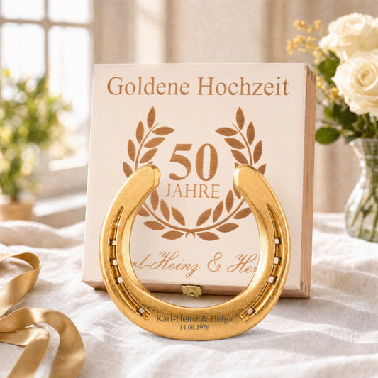 Vergoldetes Glückshufeisen (24 Karat) zur Goldenen Hochzeit mit Namensgravur vor der Holz-Geschenkbox, Deckel graviert mit Lorbeerkranz, 50 Jahre und Namen